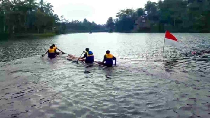 Lomba balap rakit
