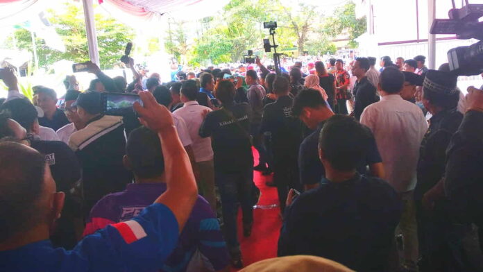 Pendukung Herdiat-Yana di depan KPU Ciamis