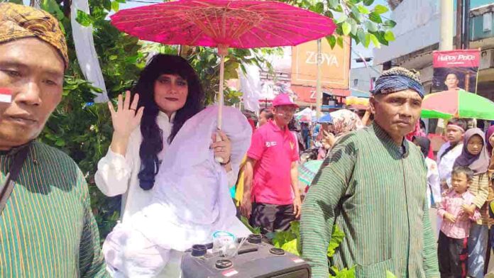 Suzana Bawa Boneka Pocong