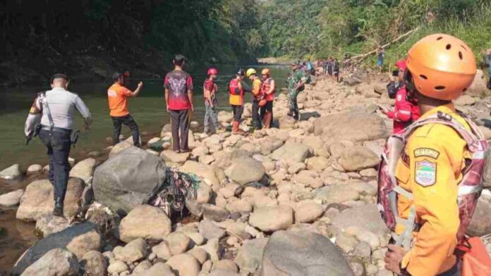Terjun dari Jembatan Cirahong