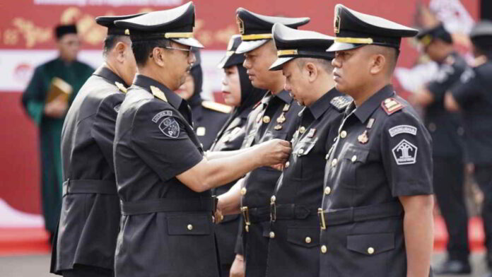 Pejabat Manajerial dan Non Manajerial
