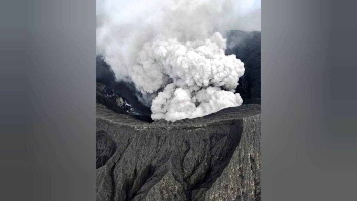 Gunung Dukono di Halmahera