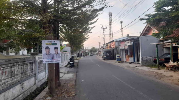 APS Paslon Pilkada Kota Banjar terpasang di pohon
