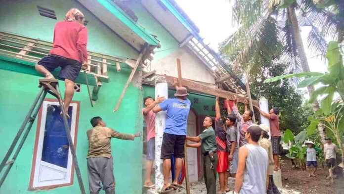 Atap Rumah Warga Pamarican Ambruk Setelah Diguyur Hujan