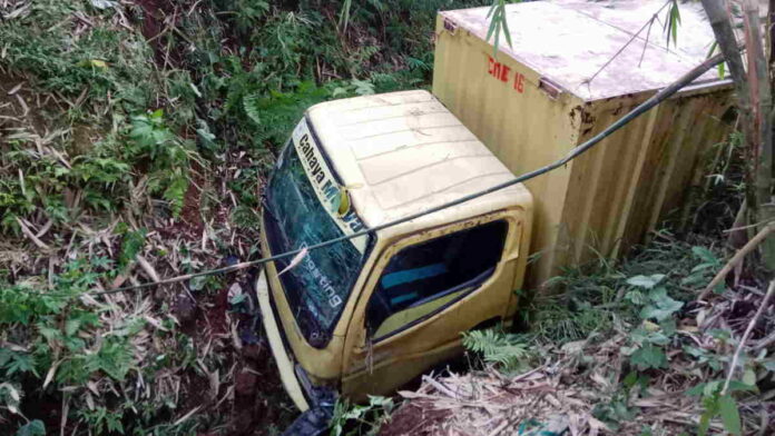 Hindari Ranting Pohon, Mobil Boks Malah Terjun ke Jurang 25 Meter di Garut