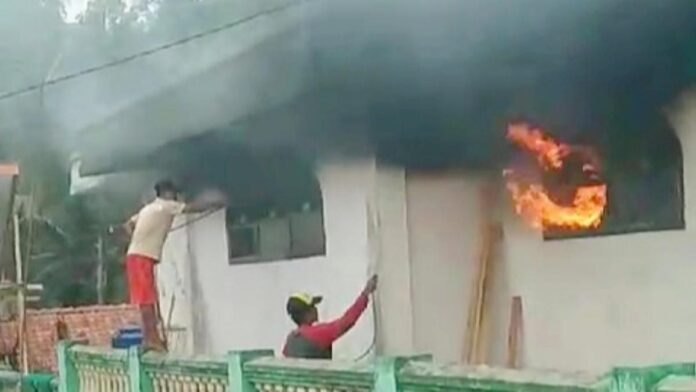 Masjid terbakar
