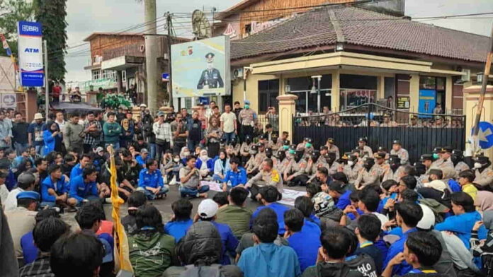 Ratusan mahasiswa menggeruduk Mapolres Tasikmalaya Kota