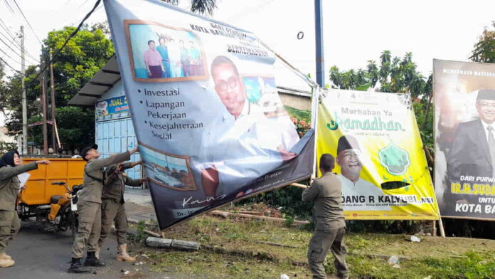 Satpol PP copot APS yang terpasang tak sesuai aturan di Kota Banjar