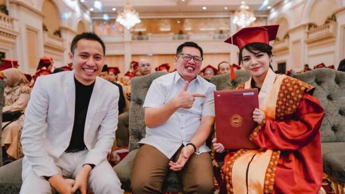 Siang Kuliah dan Malam Party, Dinar Candy Tak Sangka Bisa Sarjana