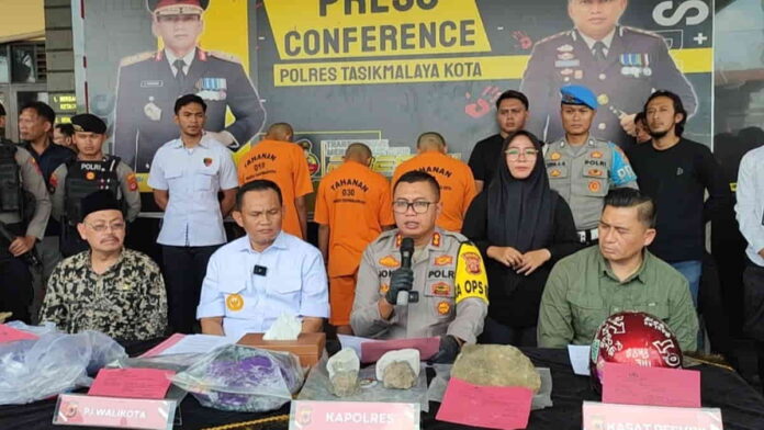 keluarga korban pengeroyokan di Tasikmalaya