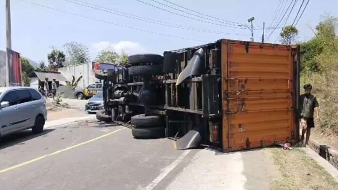 Truk Terguling di Limbangan Garut
