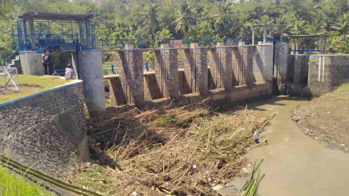 Tumpukan sampah di Bendung Gunung Putri 2 Ciamis