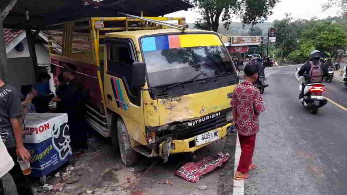 Mobil Truk Hilang Kendali
