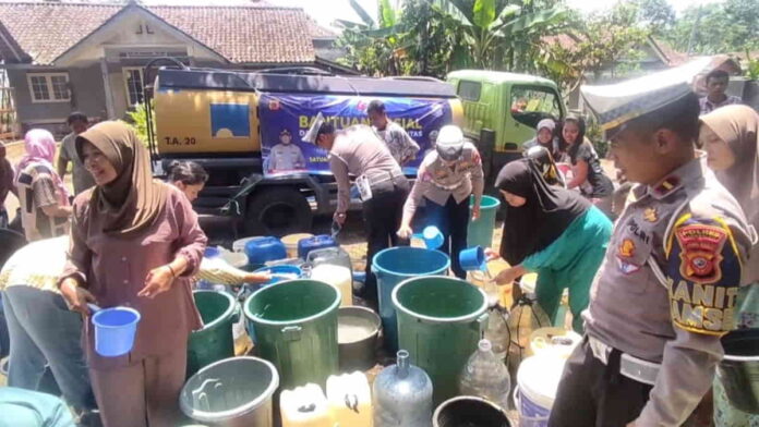 Warga Tasikmalaya Kesulitan Air Bersih Polisi Turun Tangan