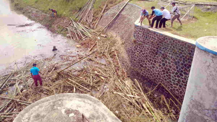 Warga bersama RCS Bersihkan Tumpukan Sampah Bambu di Bendung Gunung Putri 2 Ciamis