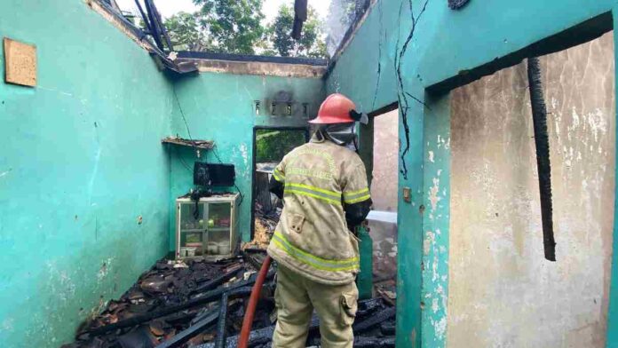 Bakar sampah rumah terbakar