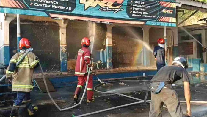 Bengkel motor terbakar