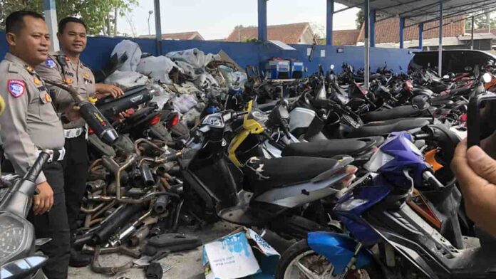 Polisi mengeluarkan data hasil evaluasi Operasi Zebra 2024 Polres Garut. Dari data menunjukan pelanggaran lalu lintas menurun pada 2024.