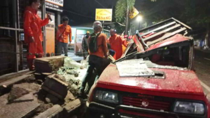 Pohon Tumbang Timpa Mobil