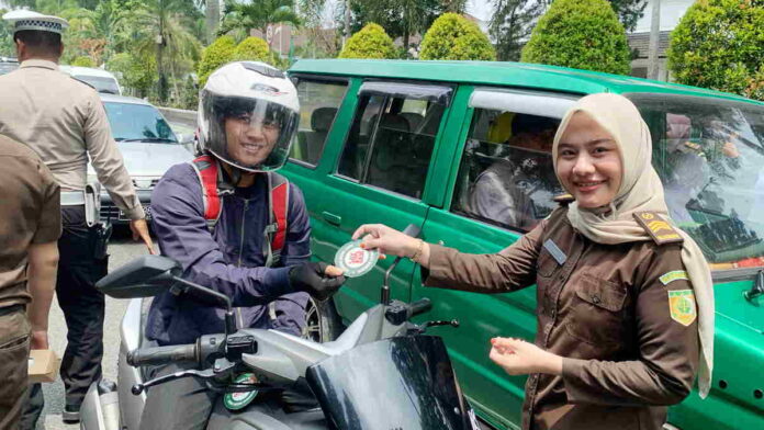 Kejari Ciamis Bagikan Stiker Antikorupsi kepada Pengguna Jalan