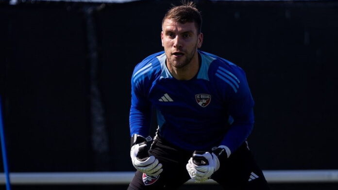 Kiper Maarten Paes Kembali Latihan Pasca Cedera