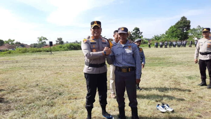 Linmas Minta Sepatu Kapolres Tasikmalaya