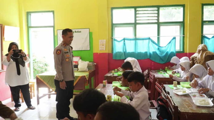 Makan Siang Gratis dari Kapolres Kota Banjar