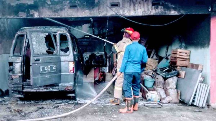 Mobil Hangus Terbakar