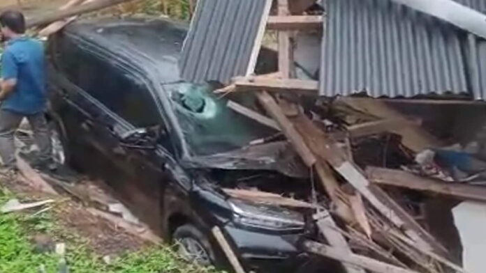 Mobil yang dikemudikan pegawai bank seruduk warung di Cineam Tasikmalaya
