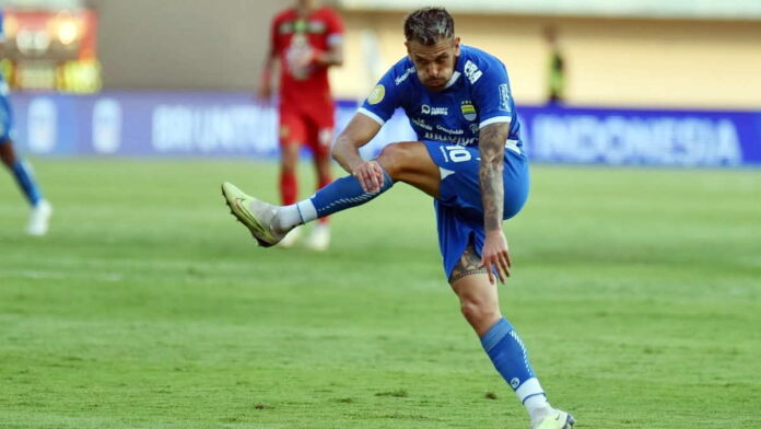 Nyaman Jadi Gelandang Serang, Tyronne Del Pino Ambil Alih Posisi Marc Klok di Persib