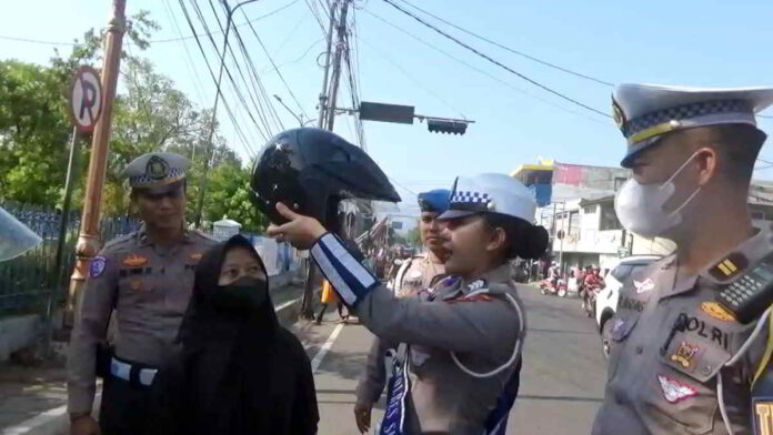 Operasi Zebra Lodaya 2024 di Sumedang, Pengendara Tidak Pakai Helm Dapat Hadiah