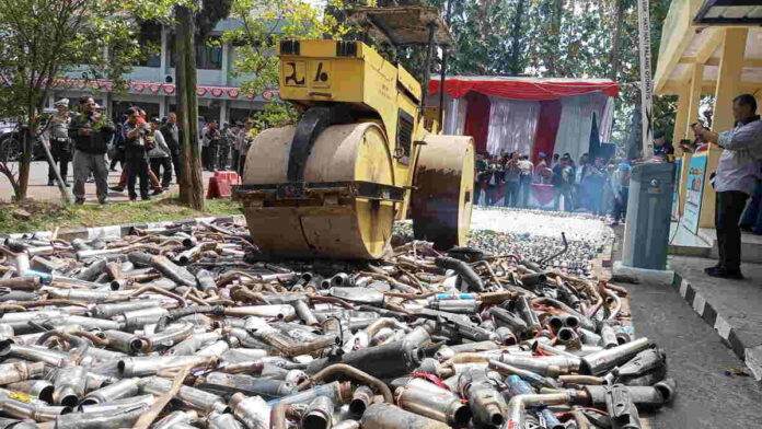 Pemusnahan Ribuan Miras dan Knalpot Brong di Garut