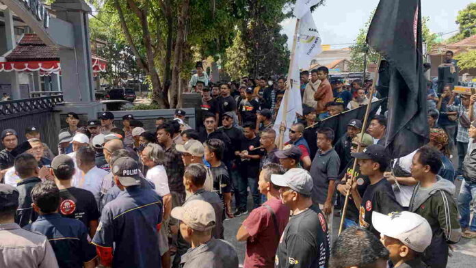 Pengusaha Mikro Bus dan Sopir Angkot Serbu Gedung DPRD Garut, Transportasi Umum di Garut Lumpuh