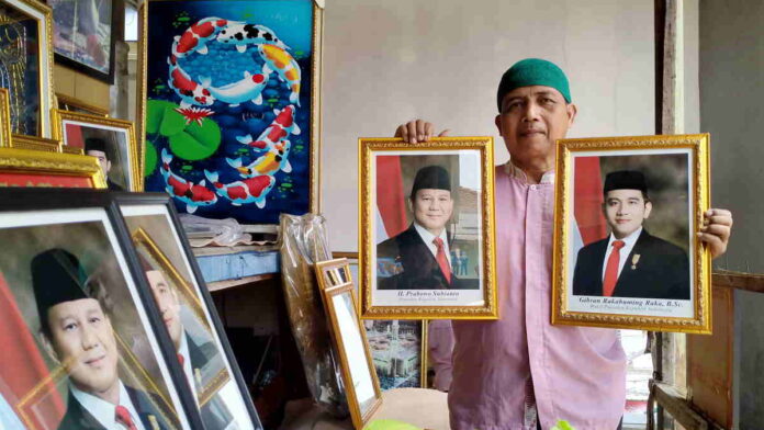 Penjual Pigura Foto di Kota Banjar Berharap Cuan Melimpah dari Pelantikan Prabowo-Gibran
