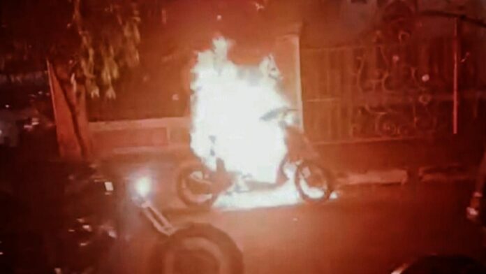 Sepeda Motor terbakar