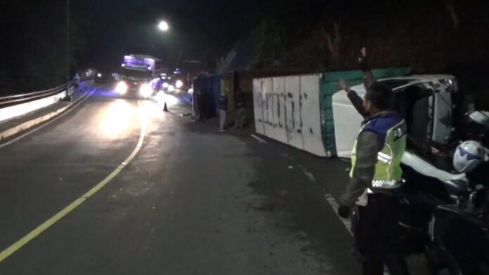 Truk boks tabrak fuso di Sumedang