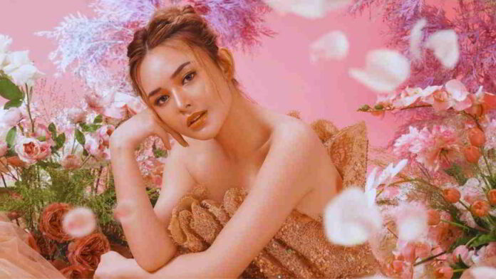 Influencer Berbulu Mata Cetar