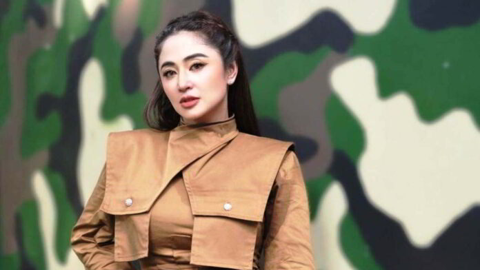 Dewi Perssik dan Mayor Teddy