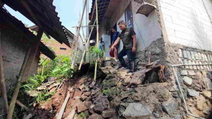 Akibat Hujan Deras di Kota Banjar Sebabkan Tanah Ambles, Dua Rumah Warga Terdampak
