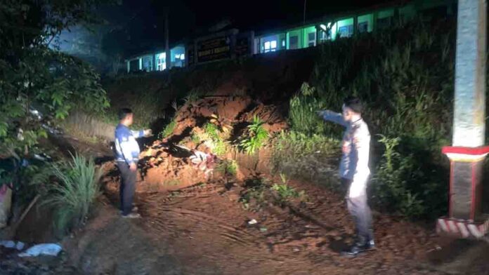 Akses Jalan Desa Tertutup