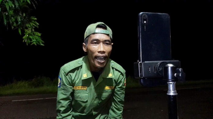 Aksi Hansip Core Nyanyi Lagu Metal di Pos Ronda Kota Banjar Viral di Medsos