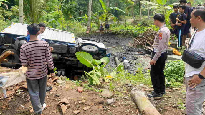 Alami Rem Blong, Mobil Boks Terguling Masuk ke Kolam di Banjaranyar Ciamis