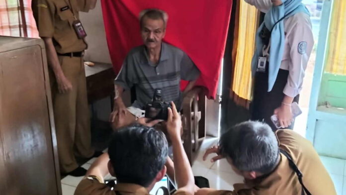 Disdukcapil Ciamis Jemput Bola Rekam e-KTP ke Warga Lansia dan Disabilitas di Desa Salakaria