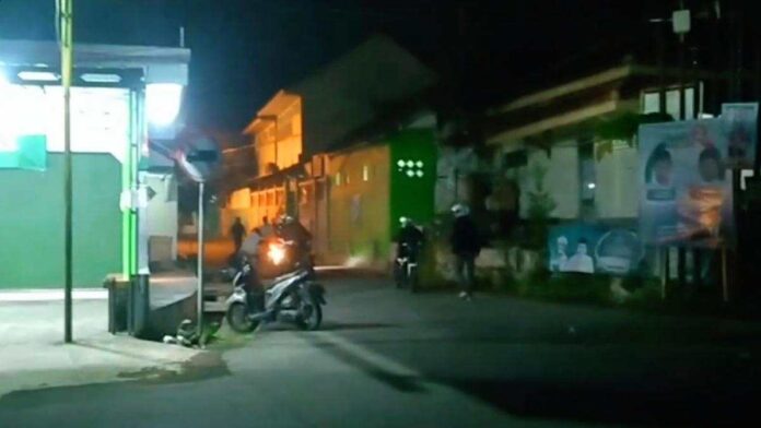 Geng motor bacok