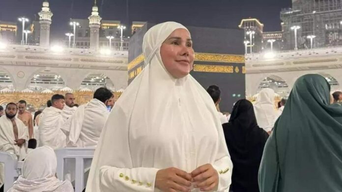 Isa Zega umroh pakai hijab
