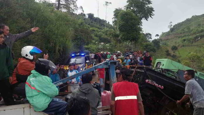 Mobil Bak Terbuka Masuk Jurang di Garut