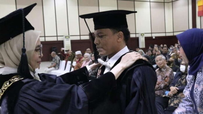 guru besar itenas