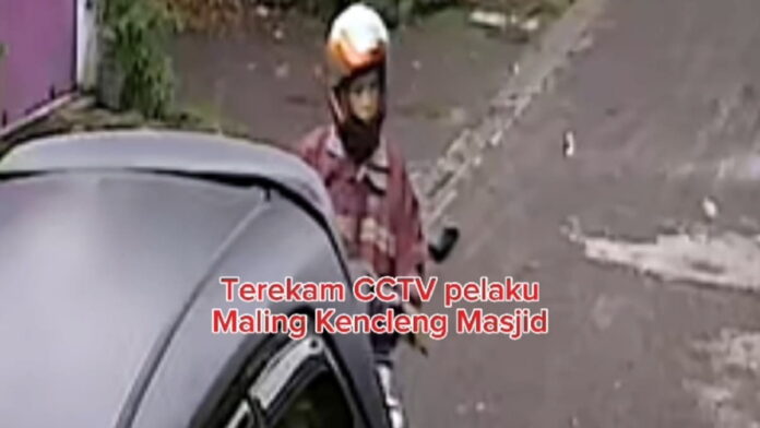 Pria Jas Hujan Pink curi kotak amal masjid di Tasikmalaya