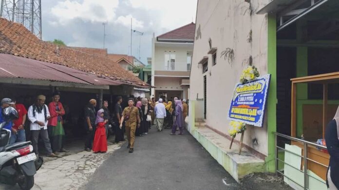 Suasana di rumah duka Yana D Putra