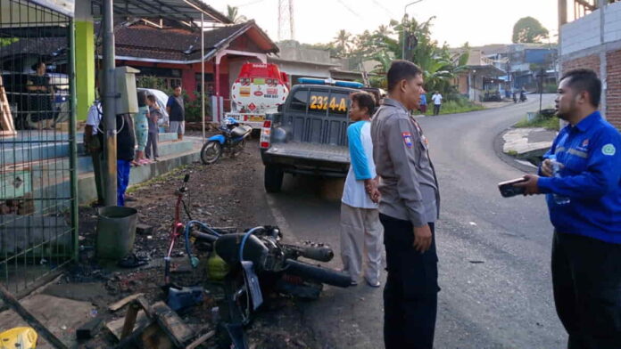 TKP kecelakaan motor tabrak truk tangki di Garut